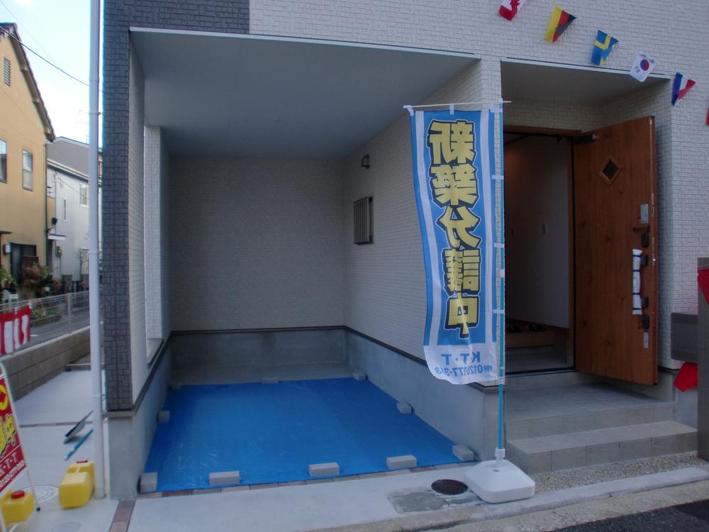 Parking lot. You can park in the built-in garage high roof vehicles