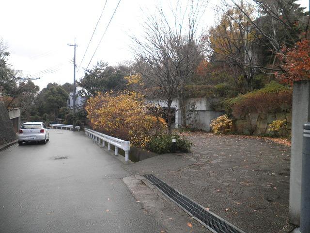 Local photos, including front road. Site about 454 square meters ・ Total floor area of about 122 square meters