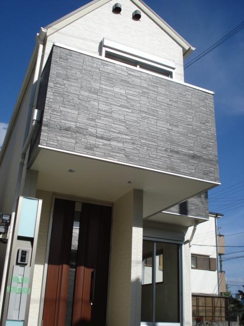 Local appearance photo. Two-sided balcony