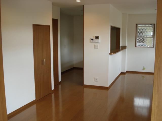 Living. Large storage + pantry