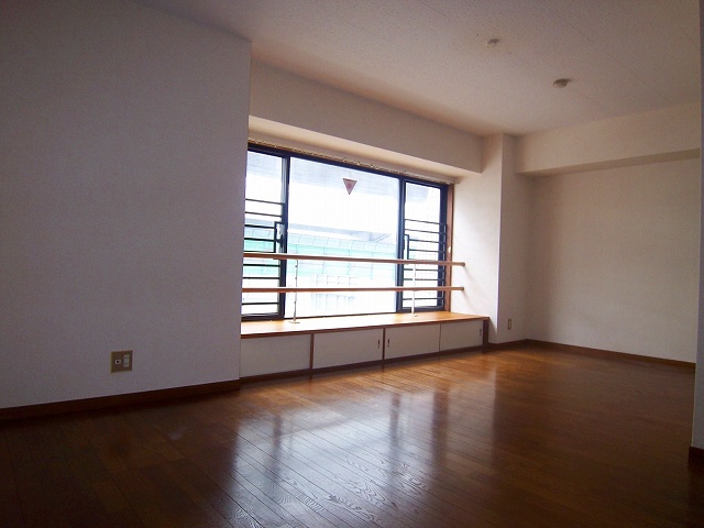 Living and room. 14 is open-minded living of quires