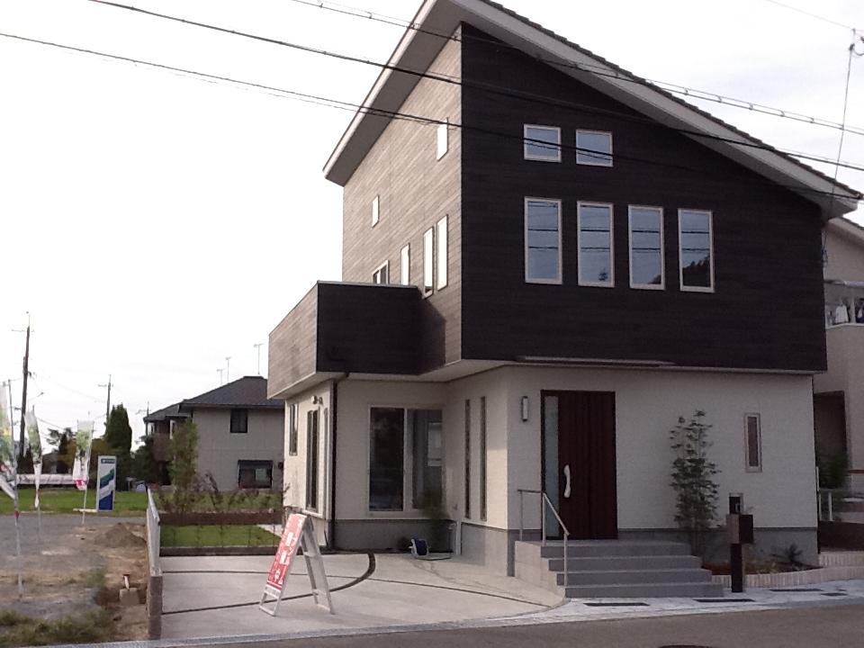 Building plan example (exterior photos). Model house published in