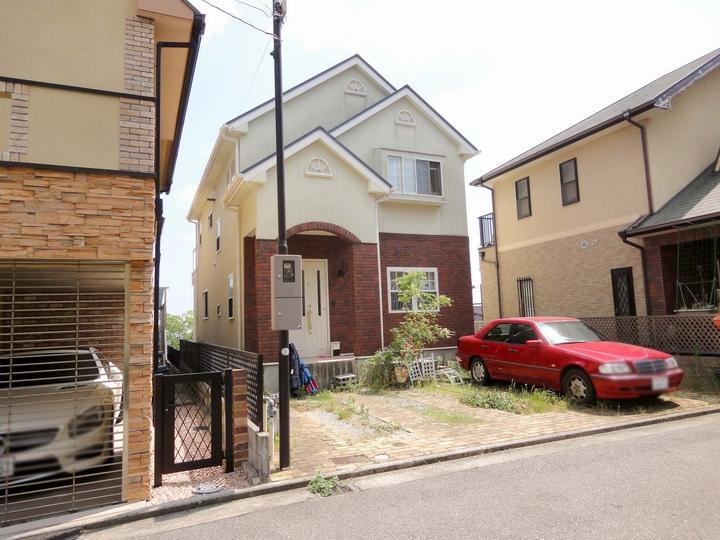 Local photos, including front road. Local (June 2013) Shooting It is a quiet residential area