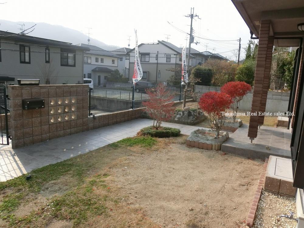 Garden. Is on the south side there is a large garden, Can you enjoy gardening.