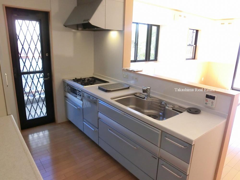 Kitchen. System kitchen with dish washing dryer is the face-to-face.