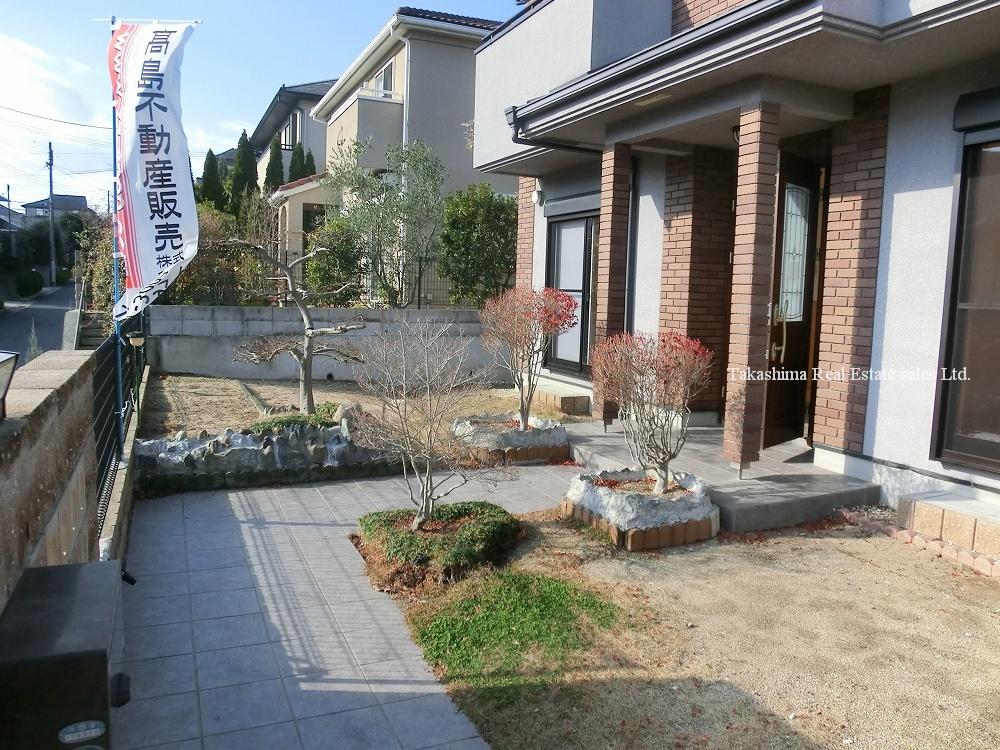 Garden. Is there is a large garden on the south side.