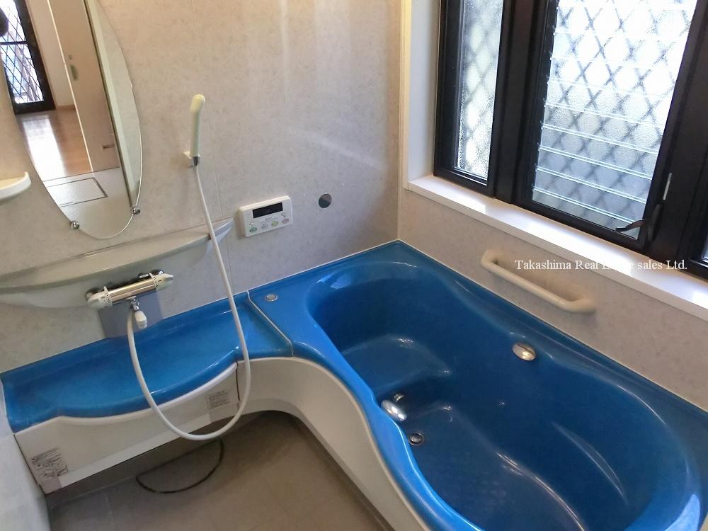 Bathroom. There is a window in the large bus of 1 pyeong type.