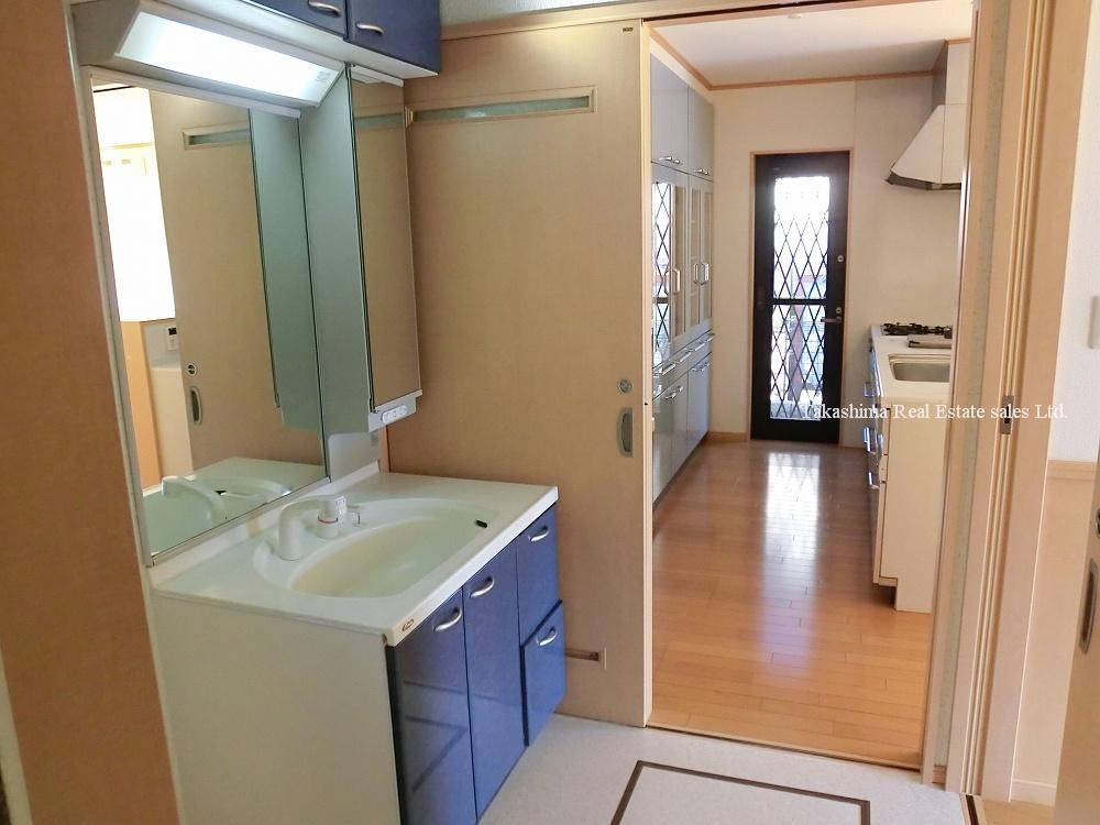 Wash basin, toilet. You can access from the hall side and from the kitchen side.