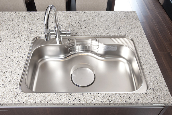 Kitchen.  [Quiet sink] Quiet specification to suppress such as water splashing sound. Also in and clean up during the cooking, Masu fun Me a family conversation relax in the living room (same specifications)
