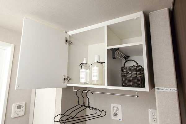 Bathing-wash room.  [Hanging cupboard] Placed on top of the washing machine yard. It can be stored, such as towel, Also it provided convenient pipe to dry temporary laundry (same specifications)