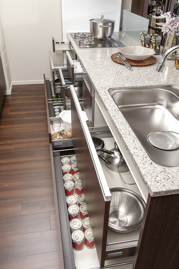 Kitchen.  [Slide storage] Possible and out of stored items smoothly. Also housed in a tend Habaki part in the dead space is provided (same specifications)
