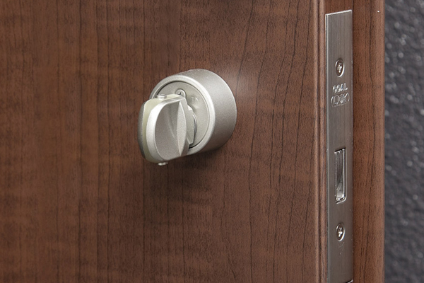 Security.  [Crime prevention thumb turn] Crime prevention thumb turn not turning and do not press the button is provided. Is a countermeasure to such incorrect lock by turning a thumb-turn (same specifications)