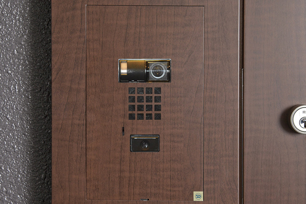 Security.  [Dwelling unit entrance before the camera] In front of the entrance of all dwelling units are camera is provided. The visitors who was confirmed on the first floor of the entrance, That it can be confirmed even before the dwelling unit again, We are working to improve the safety (same specifications)