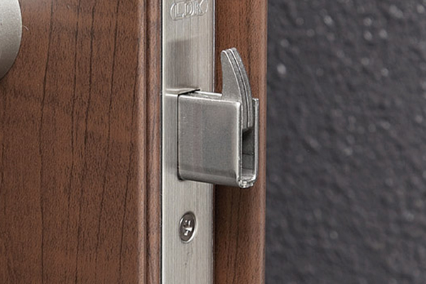 Security.  [Deadbolt lock with sickle] Sickle-shaped bracket pops out from the dead bolt portion at the time of the lock, Adopt a dead bolt lock with a sickle on the front door. Suppress aggressive pry using a tool such as a bar (same specifications)