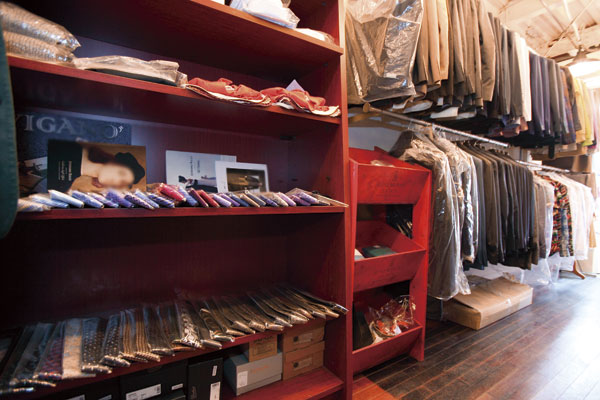 Surrounding environment. Antonio clothing store (5-minute walk ・ About 350m)