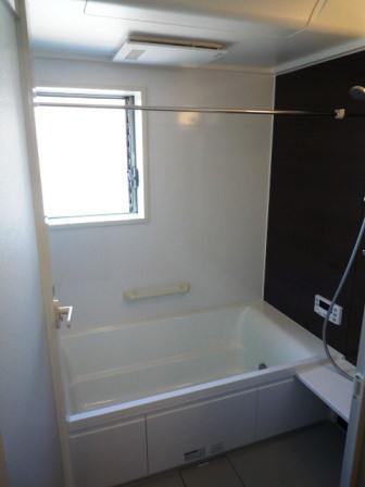 Bathroom. Bright sunshine is Masu Hariri with large windows