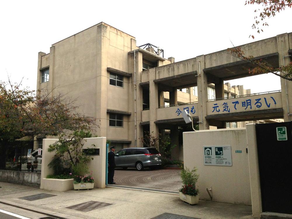 Primary school. 400m up to municipal Naruo North Elementary School