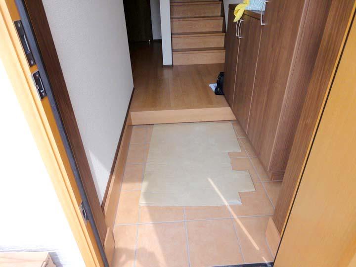 Entrance. Local (March 2013) Shooting I am happy shoebox that is up to the ceiling in the spacious entrance