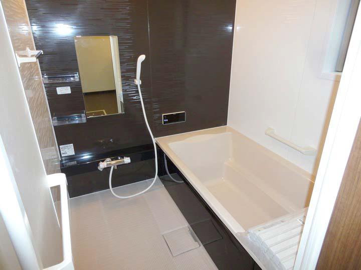 Bathroom. Indoor (March 2013) Shooting This basin field and the flat spacious bathtub