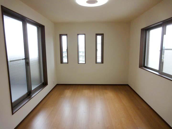 Non-living room. Indoor (March 2013) Shooting Western-style about 8.1 Pledge is very bright, It is also good to have WIC + balcony