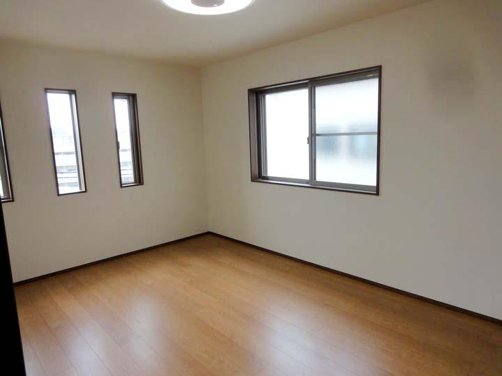 Non-living room. Indoor (March 2013) Shooting Western-style about 8.1 Pledge is very bright, It is also good to have WIC + balcony