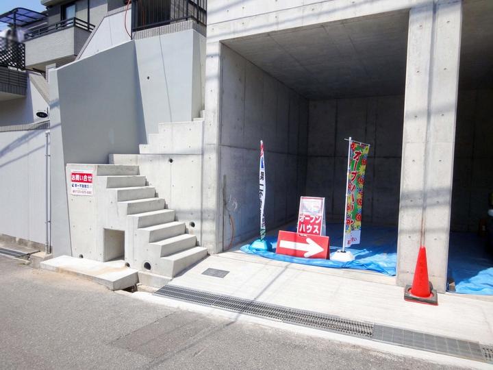 Local photos, including front road. Local (April 2013) Shooting It is a quiet residential area in the front road about 4.2M. 