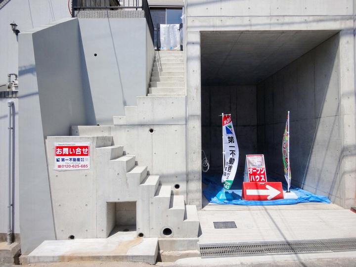 Parking lot. Local (April 2013) Shooting Height is also sufficient, It is excavated garage that will protect the car from the rain! 