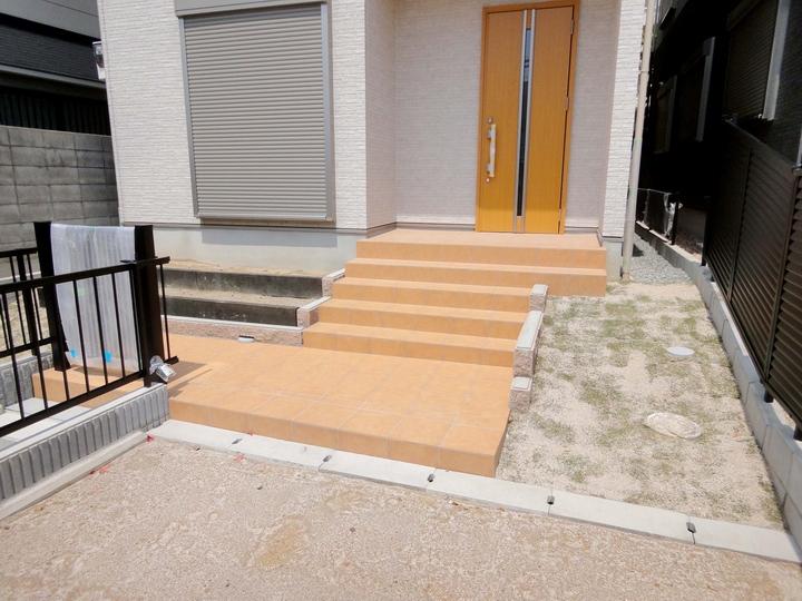 Local appearance photo. Local (April 2013) Shooting family ・ It is the entrance door with a profound feeling to welcome the guest. 