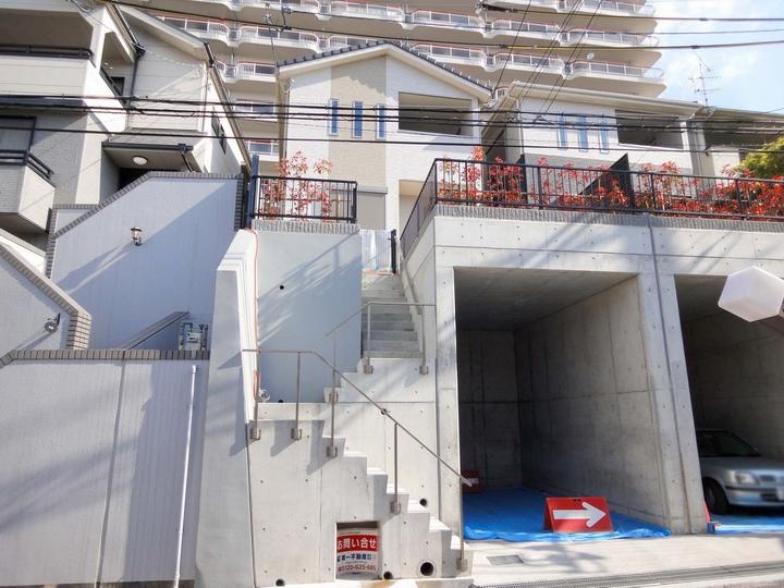 Local appearance photo. Local (April 2013) Shooting family ・ It is the entrance door with a profound feeling to welcome the guest. 