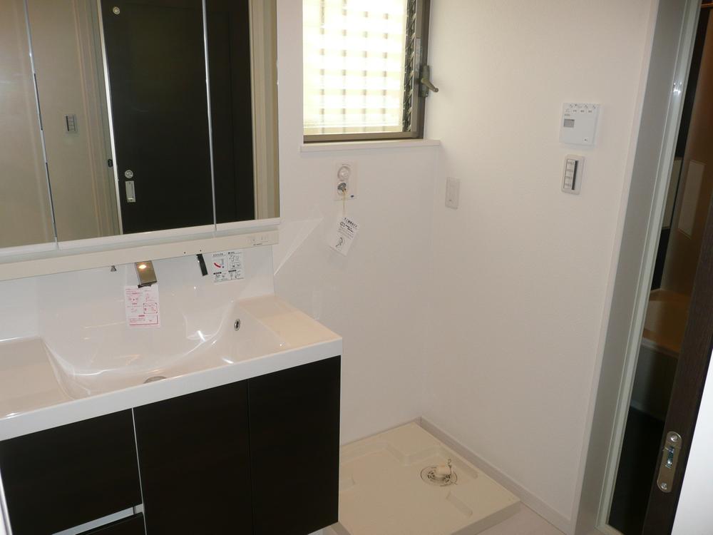 Wash basin, toilet. Indoor (11 May 2013) Shooting