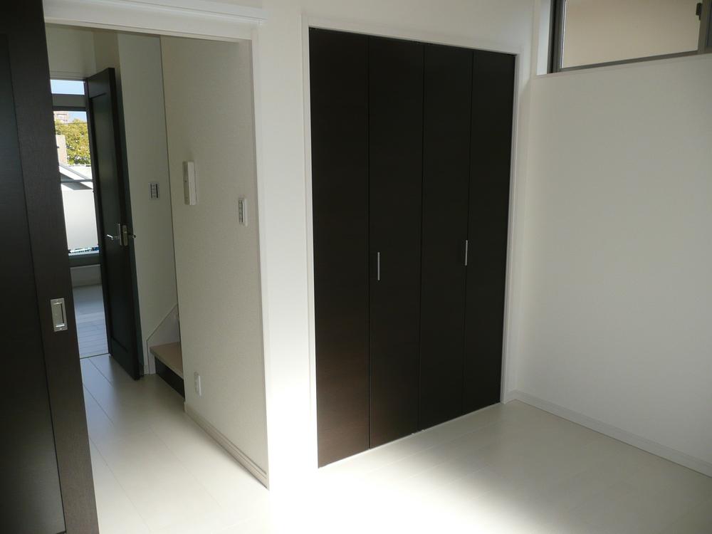 Non-living room. Indoor (11 May 2013) Shooting  It puts the accent on white and dark color of the joinery.