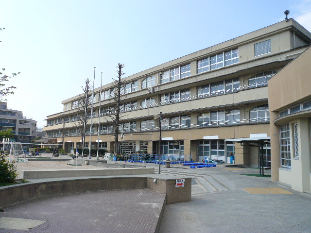 Primary school. 372m to Nishinomiya Municipal Naruo elementary school (elementary school)