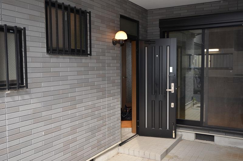 Entrance. Local (April 2013) Shooting