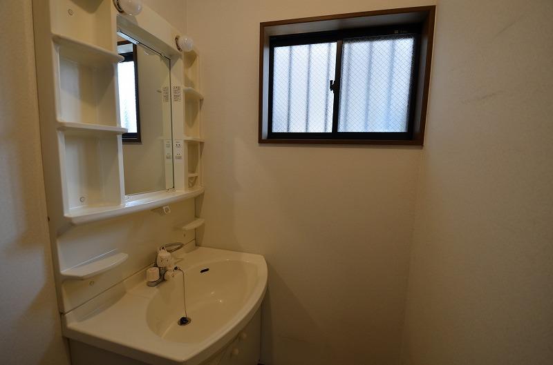 Wash basin, toilet. Indoor (April 2013) Shooting