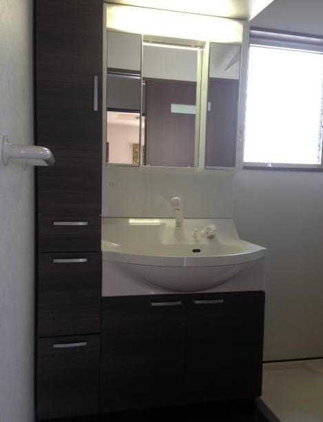 Wash basin, toilet. Washbasin with cabinet.