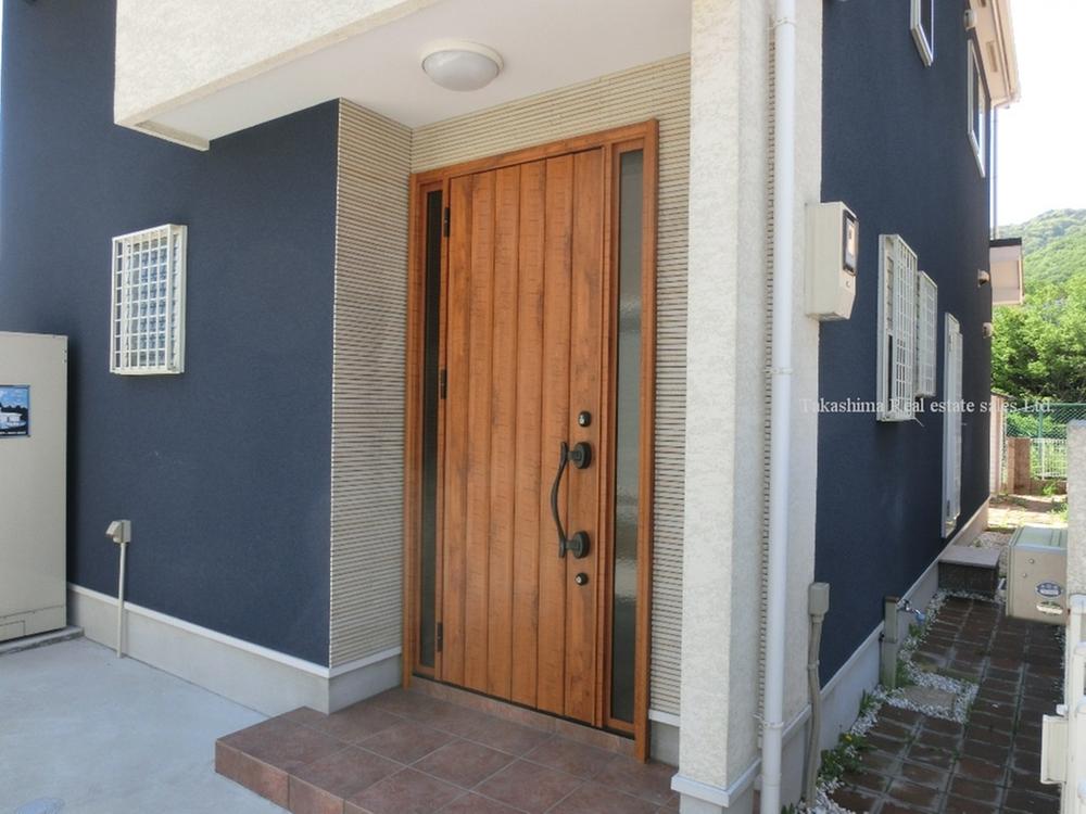 Entrance. Entrance is a stylish door in woodgrain.