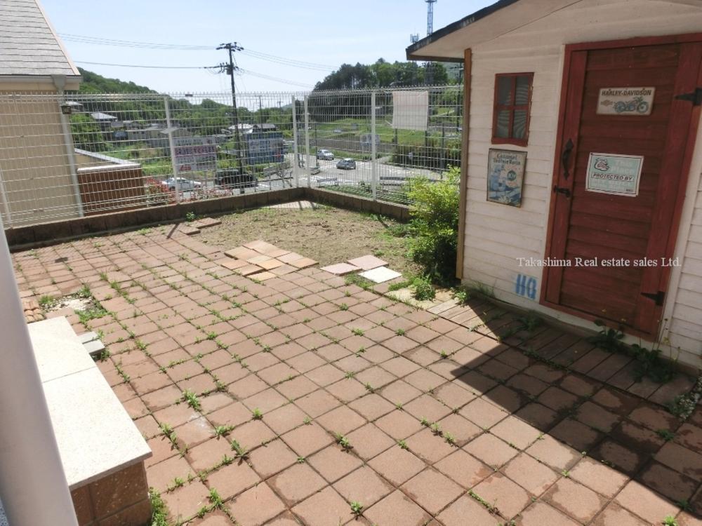 Garden. It is south garden. Day is good for shielding material is not in the earlier.