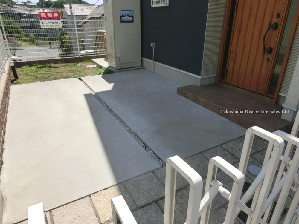 Parking lot. Parking is one minute.