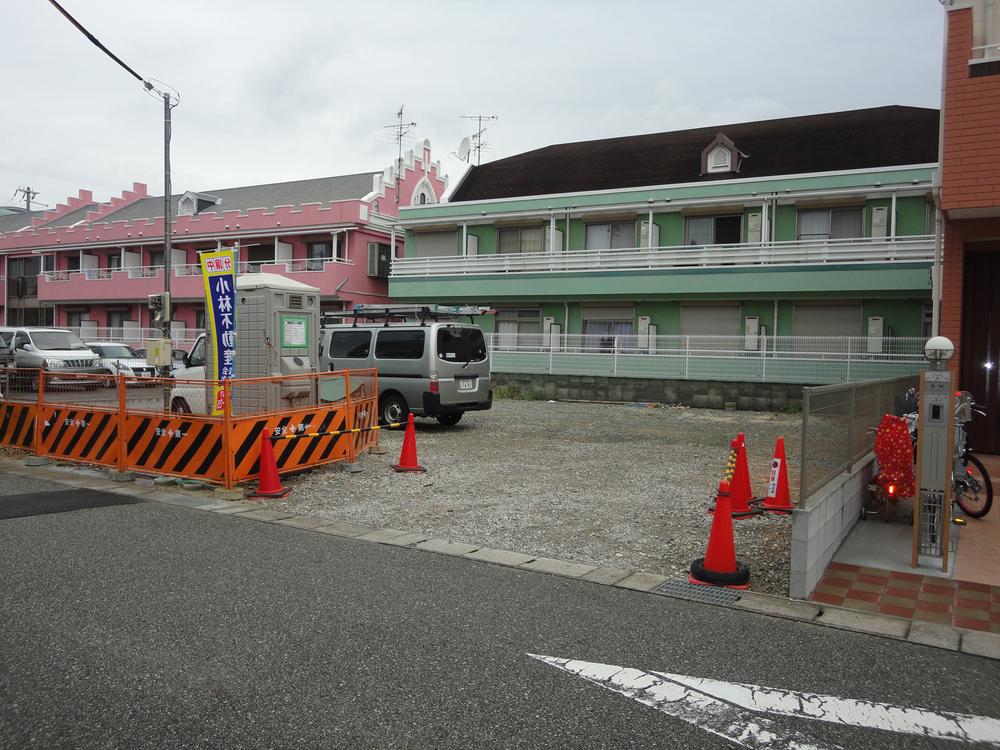 Local photos, including front road. 5, No. 6 is the land