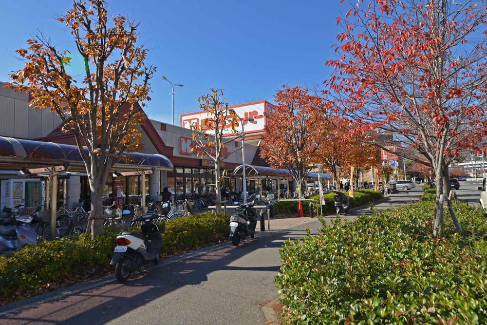 Other. 3-minute walk to the nearest shopping facility "Kansai Super". Very convenient because it is open until 9:50 at night.