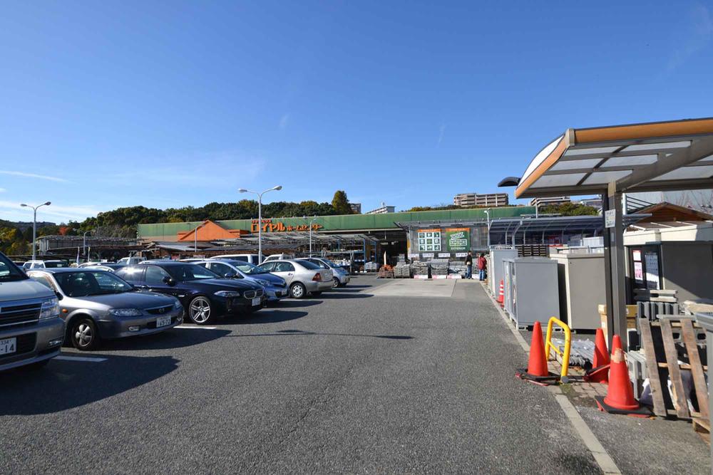 Shopping centre. 410m to Royal Home Center