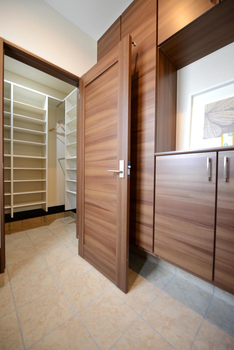 Model house photo. Model house in public at your local. Large-capacity front door storage of large-sized can be stored effortlessly boots.