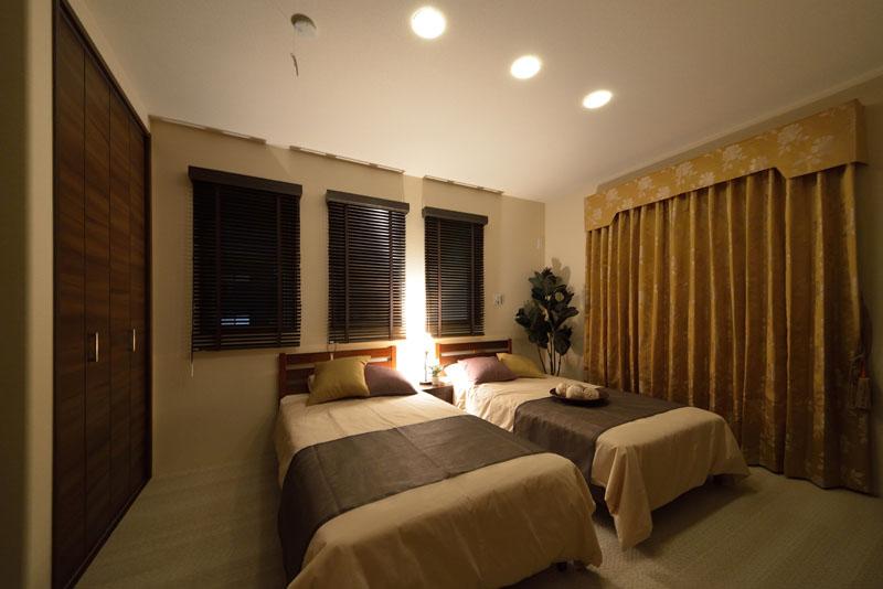 Model house photo. Model house in public at your local. The main bedroom is bright light poured from the south. Enhancement also storage capacity there is a large WIC.