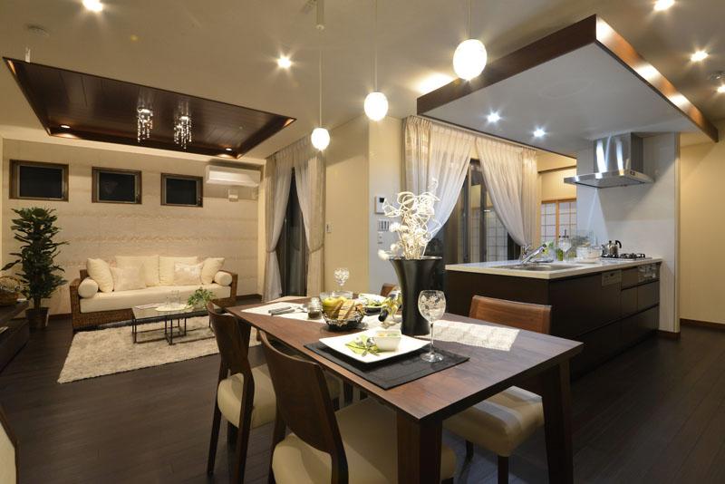 Model house photo. Model house in public at your local. Bright windows of the large opening so that the bright light poured has been installed LDK. Beautiful shades of grain, Elegant