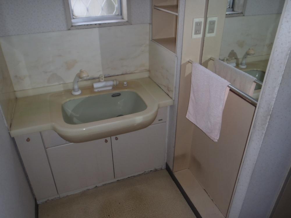 Wash basin, toilet. Room (May 2013) Shooting