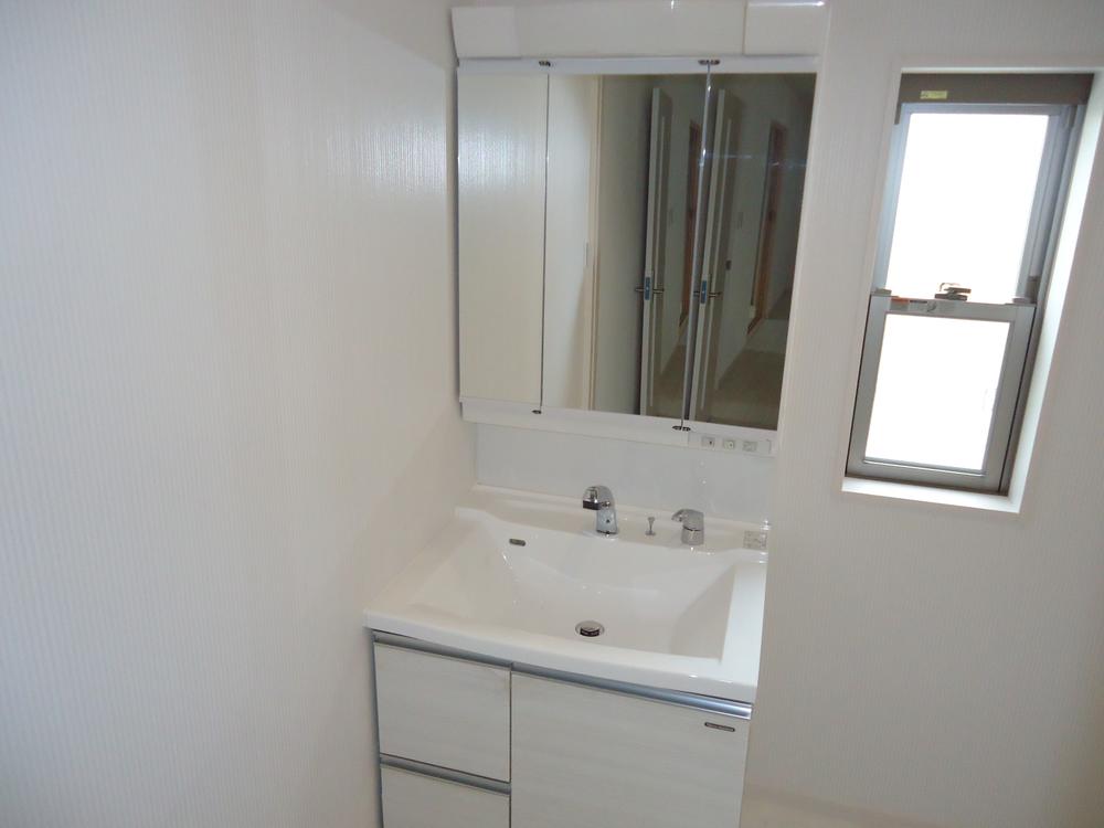 Wash basin, toilet. Room (August 2013) Shooting