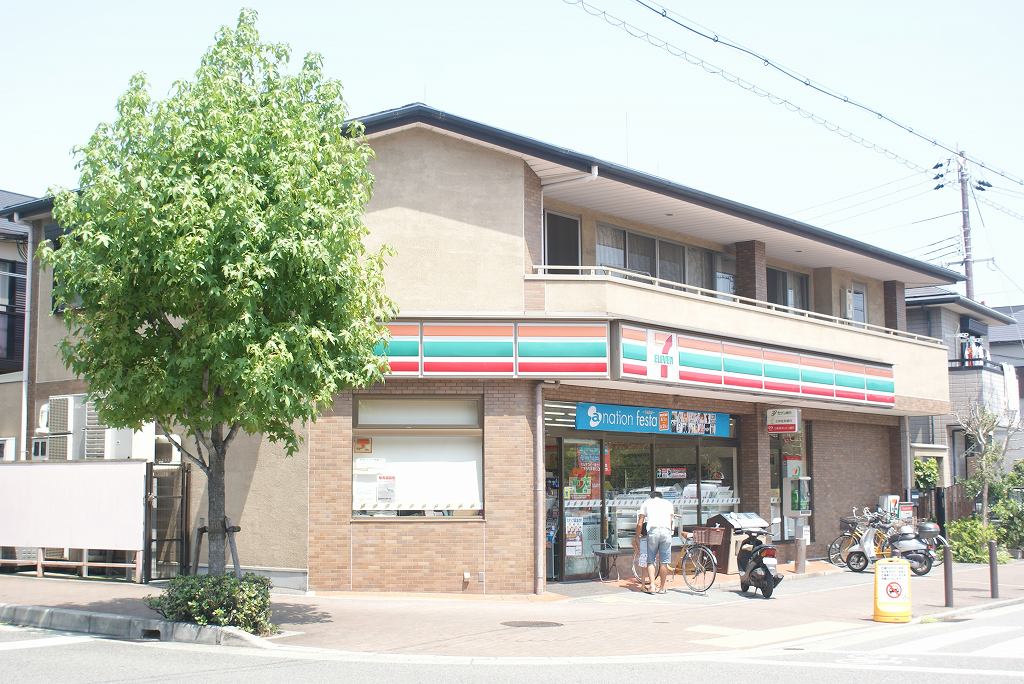 Convenience store. Seven-Eleven (convenience store) up to 100m
