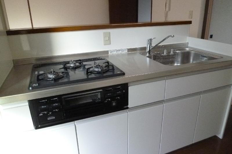Kitchen. 3-burner stove ・ System kitchen