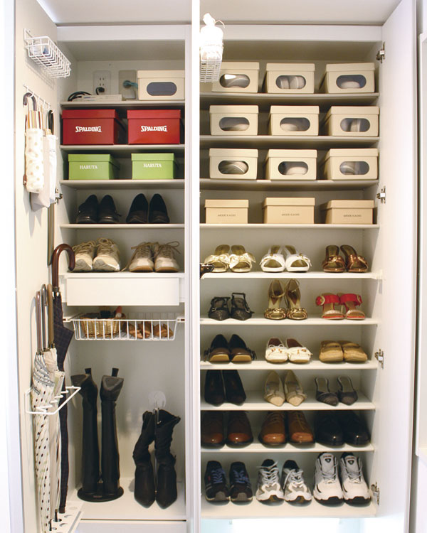 Receipt.  [Shoe box] Glove compartment or door built-in umbrella stand is equipped with a clean shoe box, etc. have been installed (same specifications)