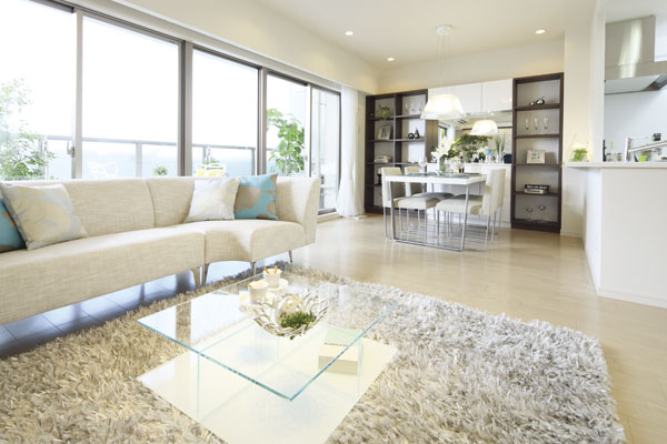 Living.  [living ・ dining] The feel from the large windows, Rich sunshine and refreshing breeze. It is the central space of the house living ・ Family gathered spontaneously in the dining, Hagukume a time of happy gatherings. Park & ​​livelihood of Riverside is the sense of openness and brightness of more than imagination (E type model room)
